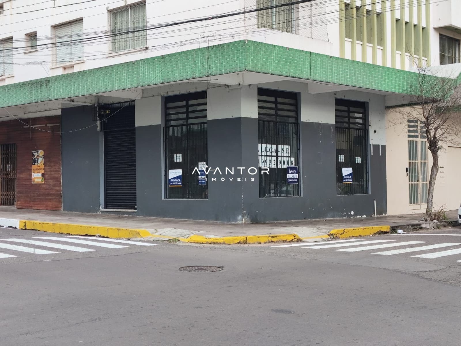 Fachada comercial com vitrines — Loja com 1 sala para alugar em Centro, Santa Maria/RS