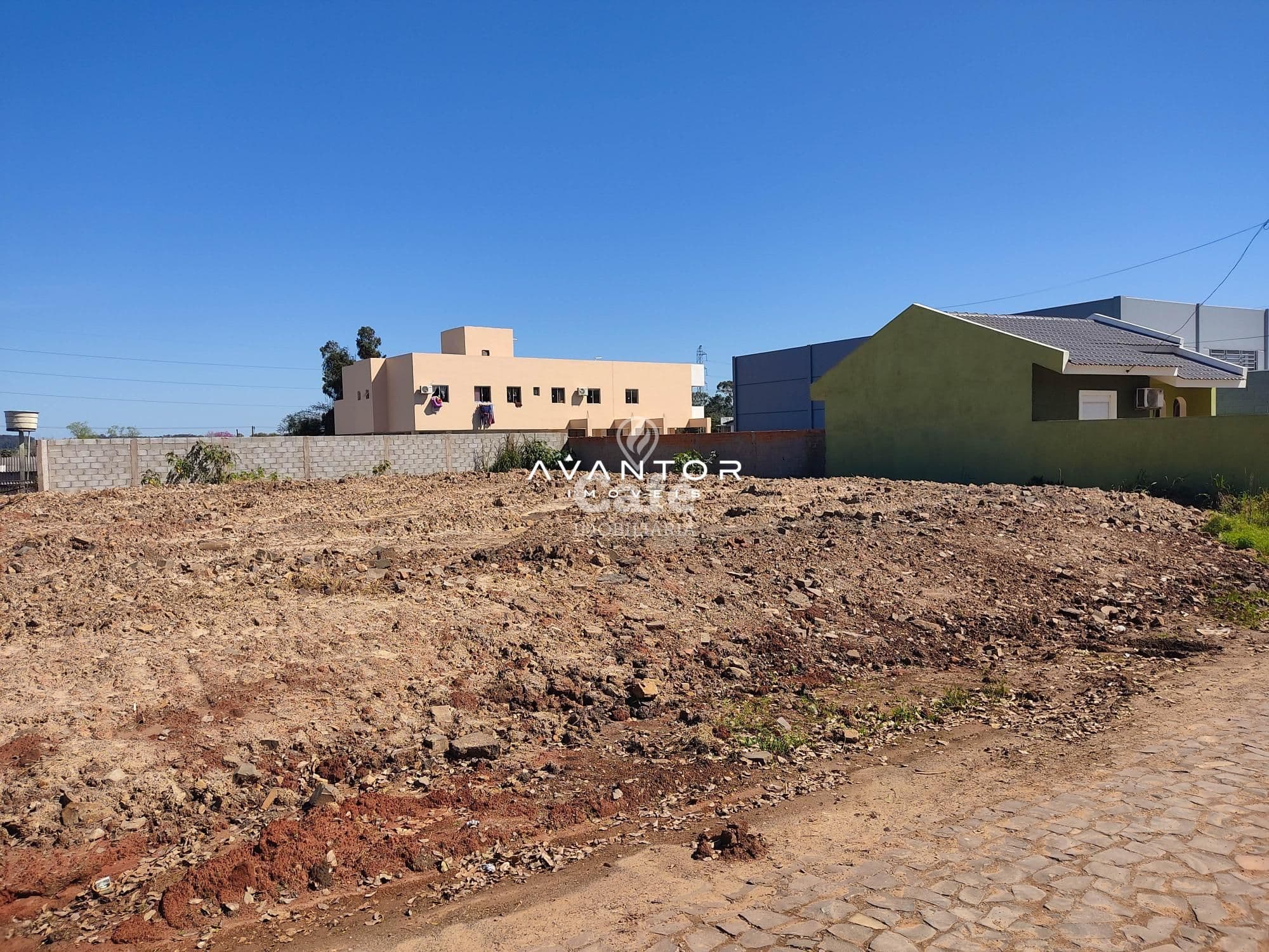 Excelente terreno plano e terraplanado para quem procura construir, medindo 20,20x30m - Fá — Terreno à venda em Tomazetti, Santa Maria/RS