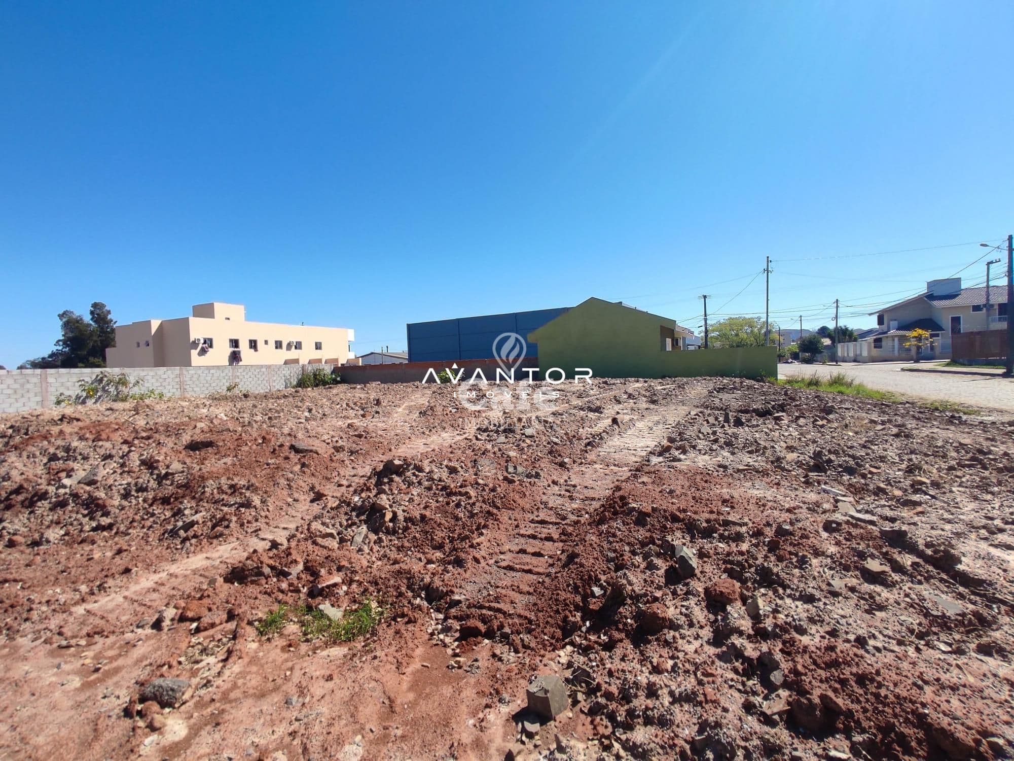 Excelente terreno plano e terraplanado para quem procura construir, medindo 20,20x30m - Fá — Terreno à venda em Tomazetti, Santa Maria/RS