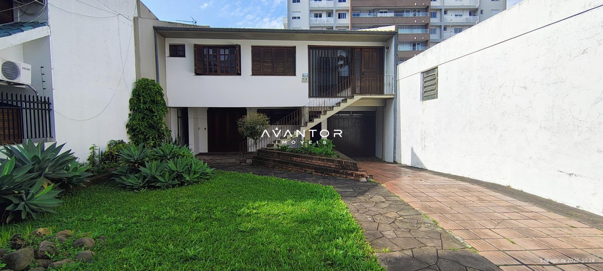 Fachada da casa com pátio — Casa com 6 quartos à venda em Nossa Senhora de Lourdes, Santa Maria/RS