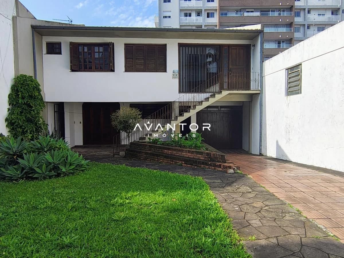 Fachada da casa com pátio — Casa com 6 quartos à venda em Nossa Senhora de Lourdes, Santa Maria/RS