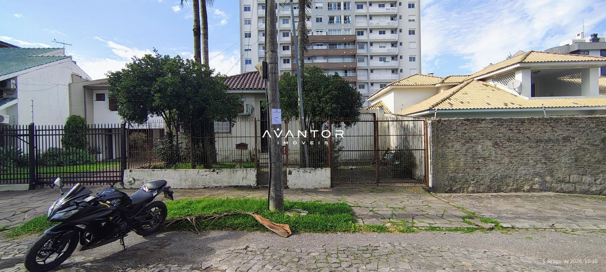Fachada da casa com portão de entrada — Casa com 2 quartos à venda em Nossa Senhora de Lourdes, Santa Maria/RS