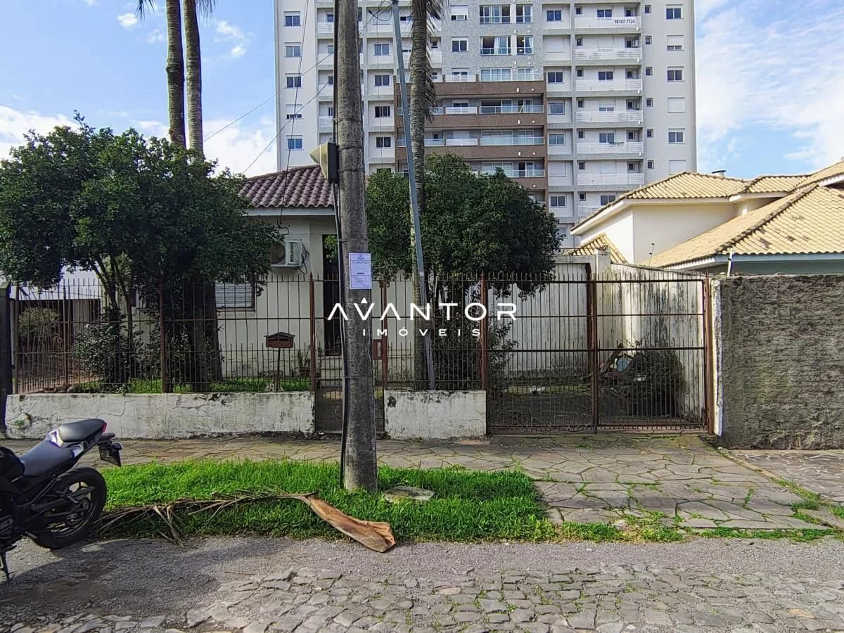 Fachada da casa com portão de entrada — Casa com 2 quartos à venda em Nossa Senhora de Lourdes, Santa Maria/RS