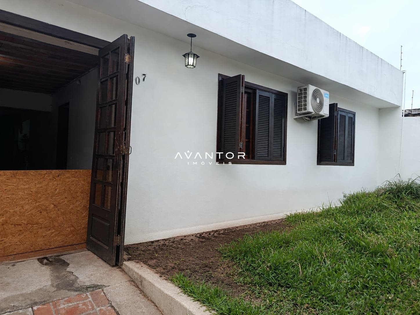 Fachada da casa com entrada frontal — Casa com 4 quartos à venda em Tancredo Neves, Santa Maria/RS