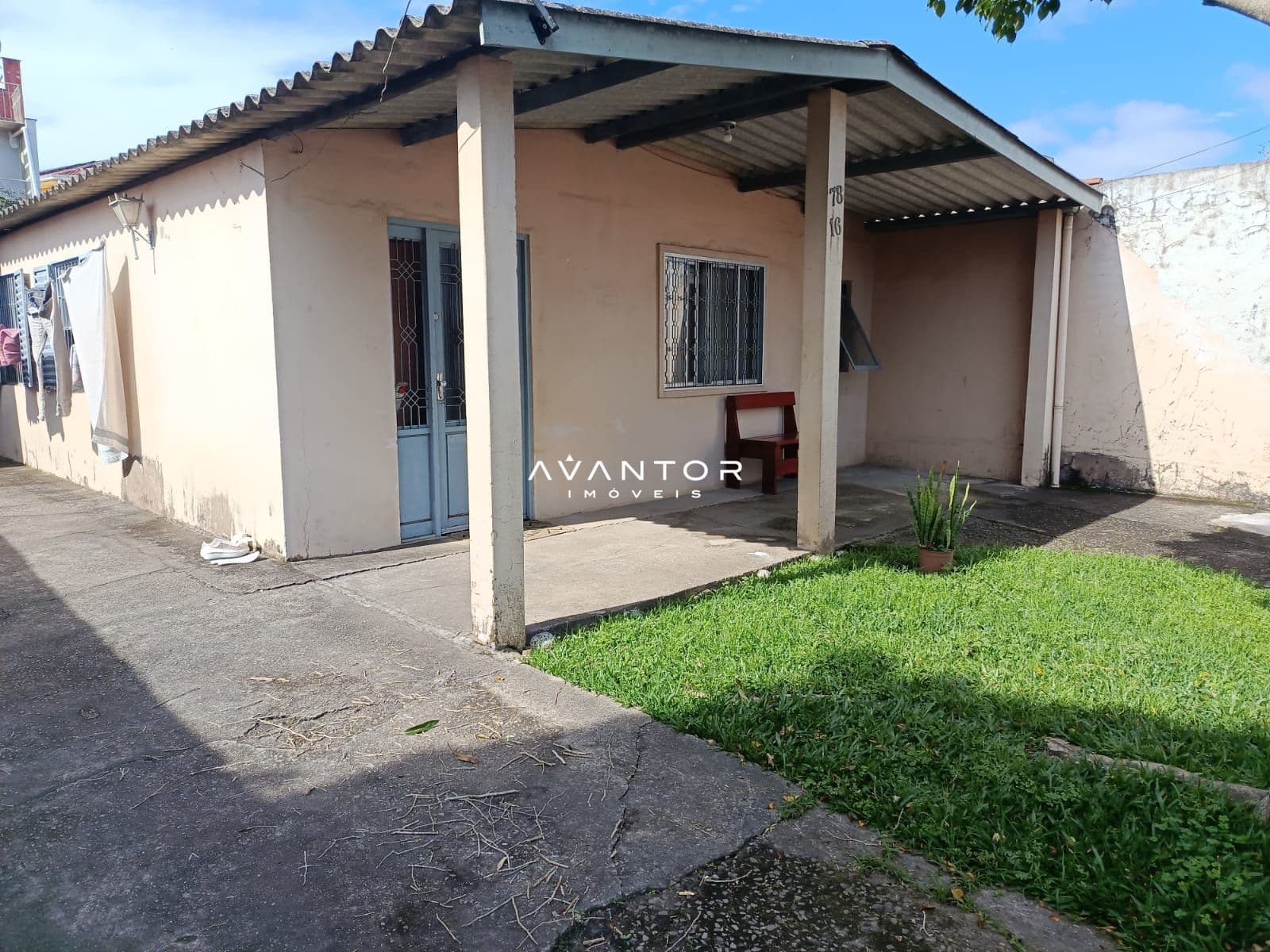 Fachada da casa com área de cobertura — Casa com 3 quartos à venda em Tancredo Neves, Santa Maria/RS