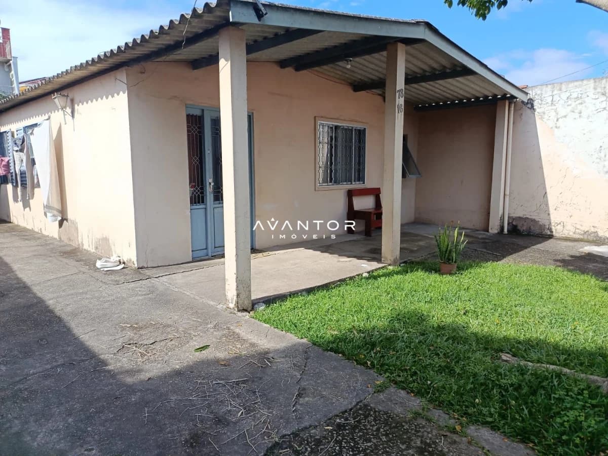 Fachada da casa com área de cobertura — Casa com 3 quartos à venda em Tancredo Neves, Santa Maria/RS
