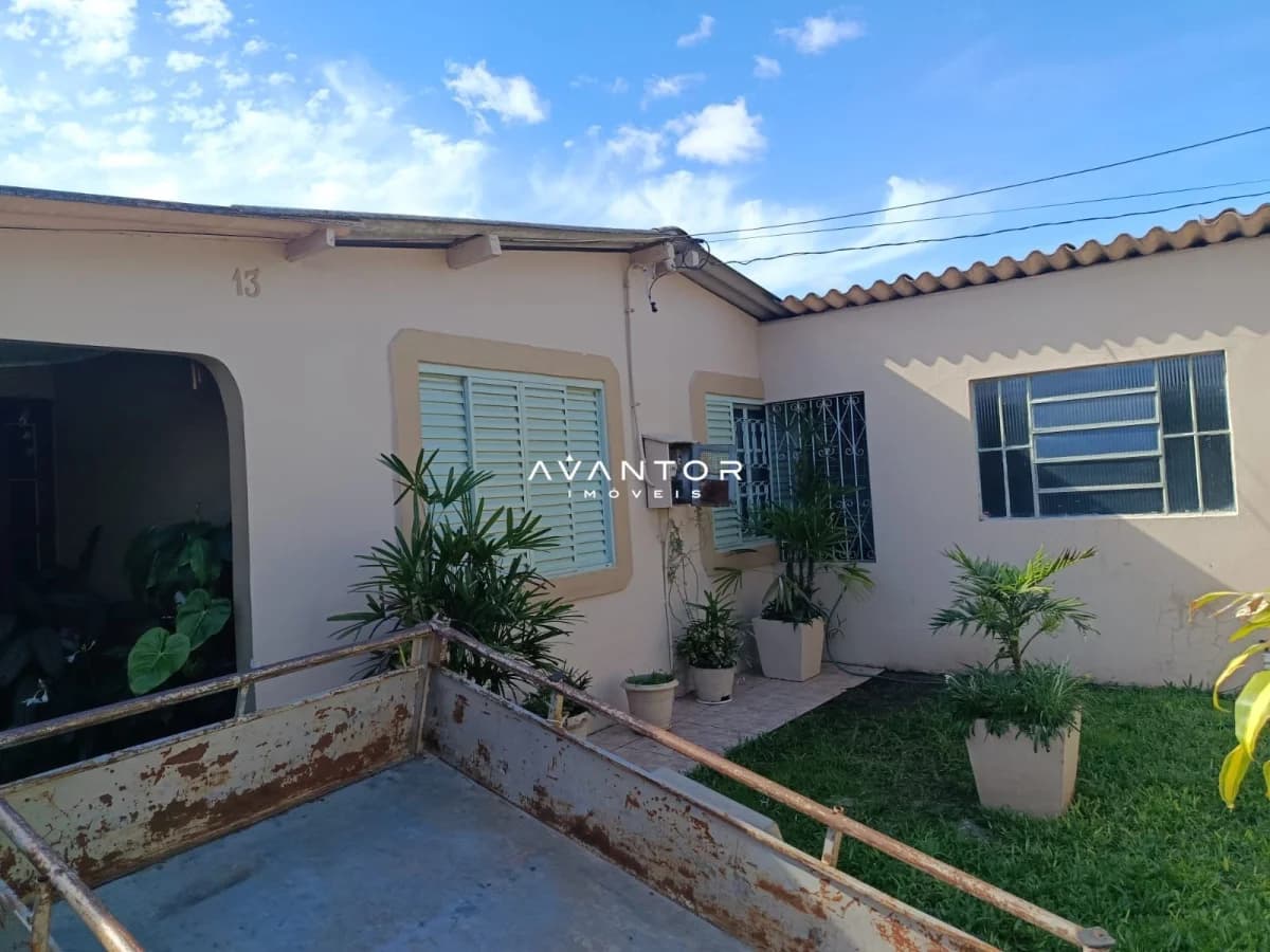 Fachada da casa com jardim — Casa com 3 quartos à venda em Tancredo Neves, Santa Maria/RS