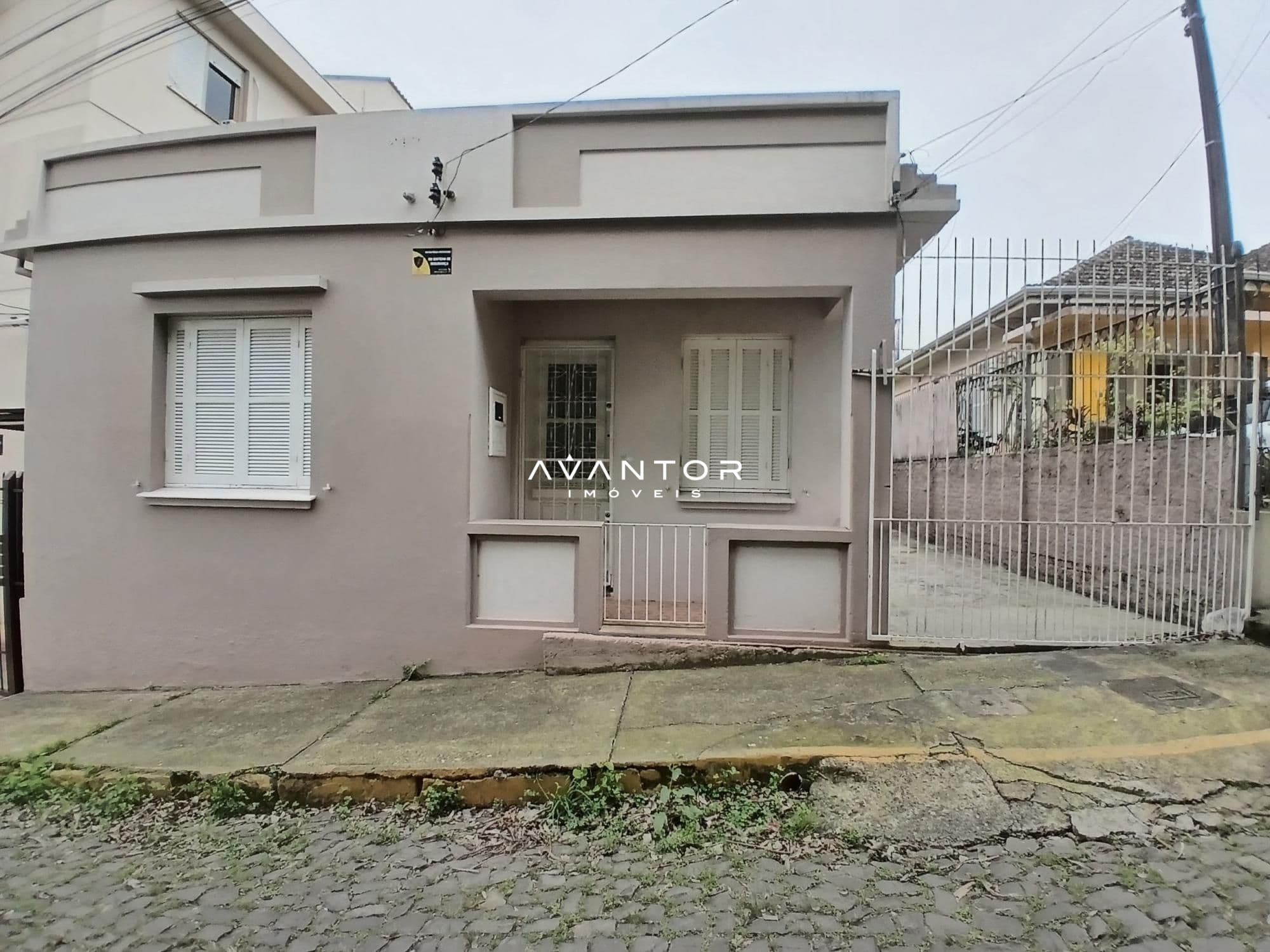 Fachada da casa com garagem — Casa com 4 quartos à venda em Centro, Santa Maria/RS