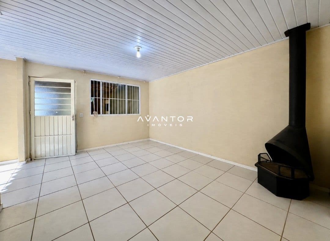 Sala com lareira e piso cerâmico — Casa com 3 quartos à venda no monte belo IV, em Pinheiro Machado, Santa Maria/RS