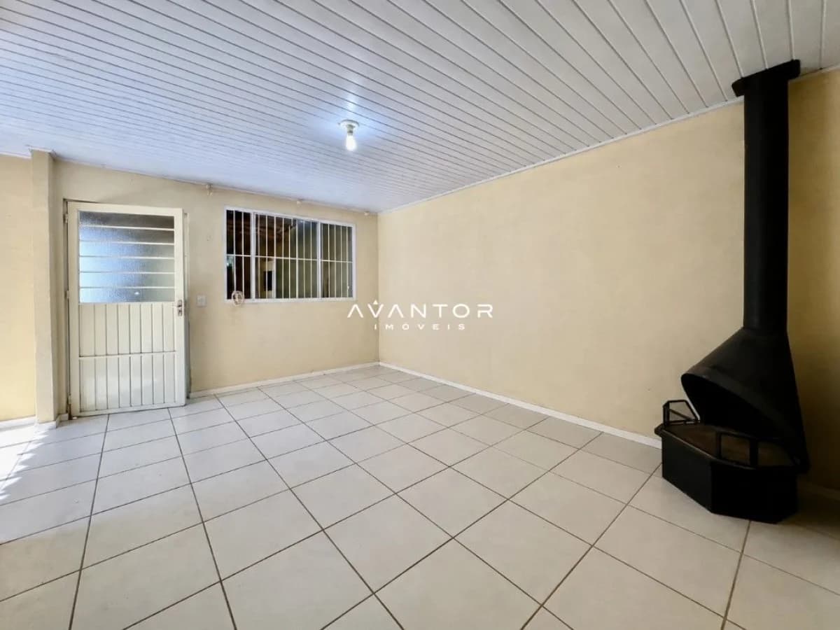 Sala com lareira e piso cerâmico — monte belo IV, Pinheiro Machado, Santa Maria/RS