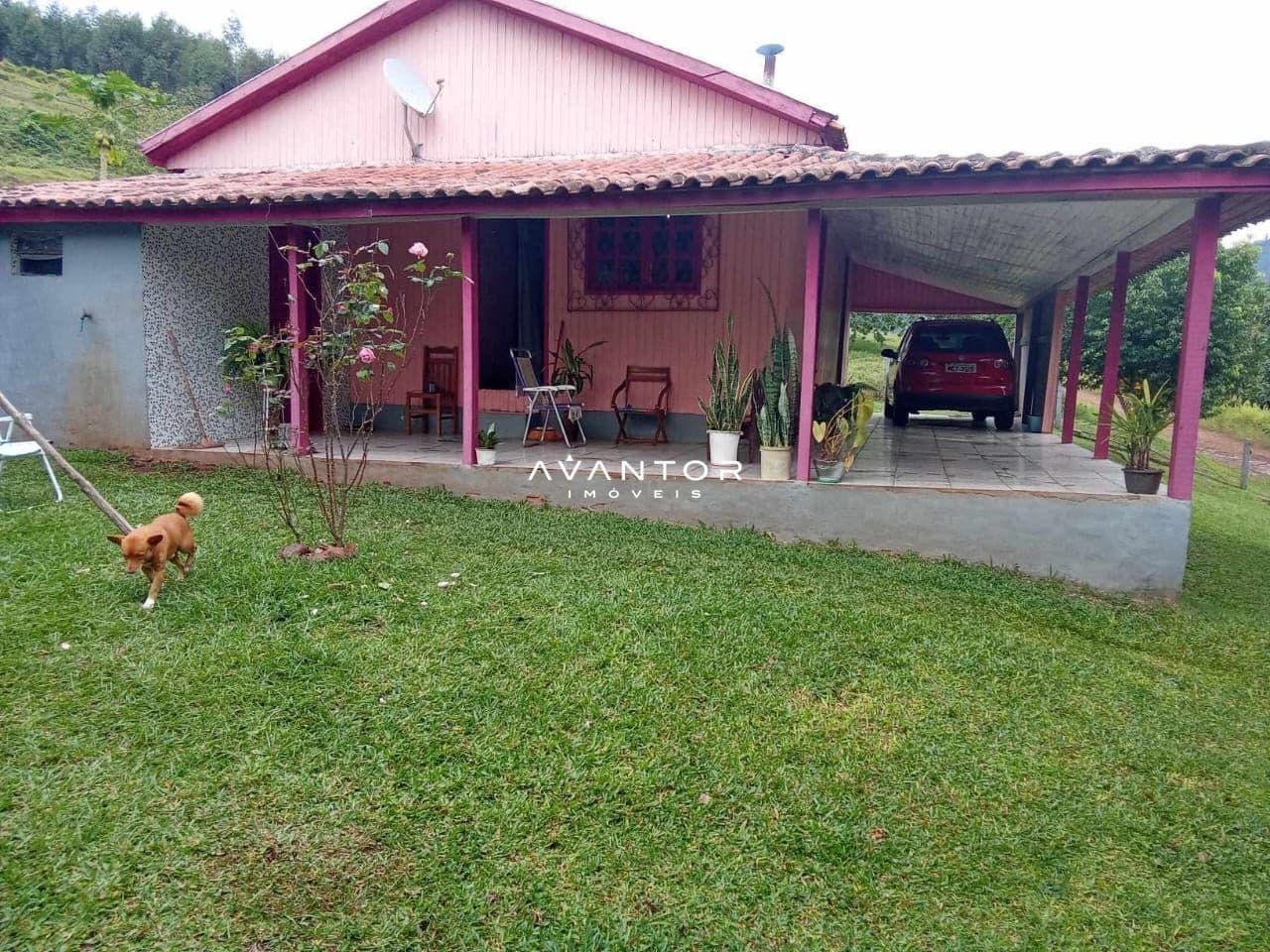 Fachada da casa com garagem e pátio — Campo à venda em Braço Forte, Tenente Portela/RS