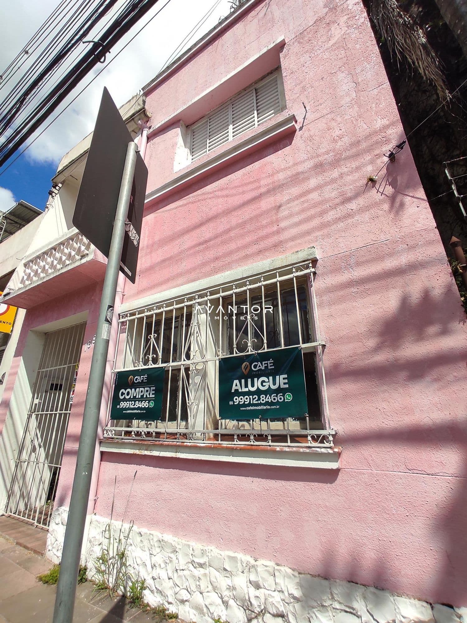 Fachada da casa com janela protegida — Casa Comercial com 1 sala à venda em Centro, Santa Maria/RS