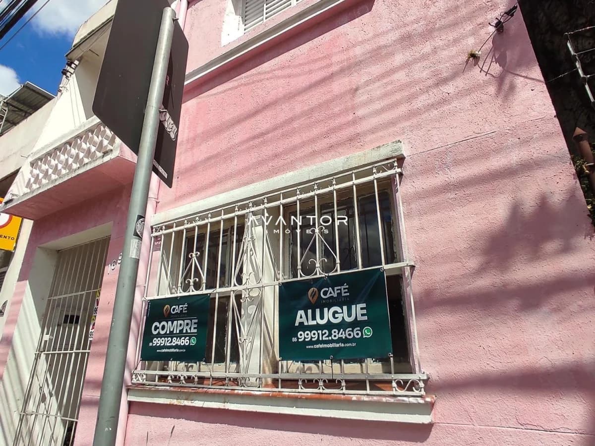 Fachada da casa com janela protegida — Casa Comercial com 1 sala à venda em Centro, Santa Maria/RS