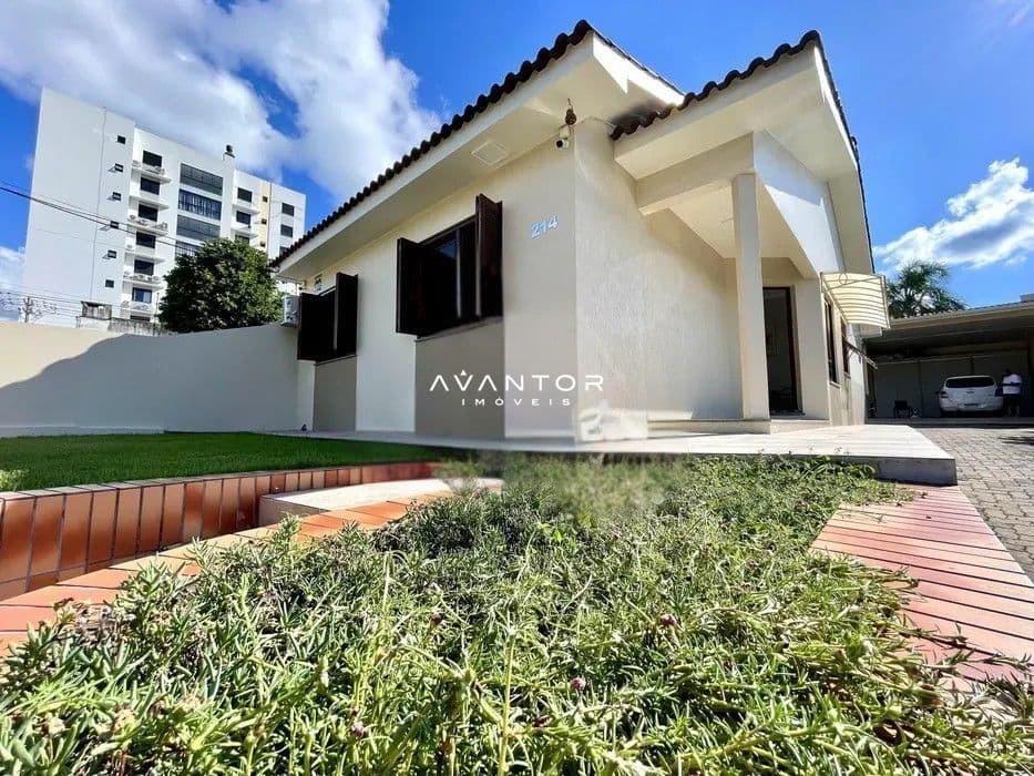 Fachada da casa com pátio e garagem — Casa com 3 quartos à venda em Passo D'Areia, Santa Maria/RS