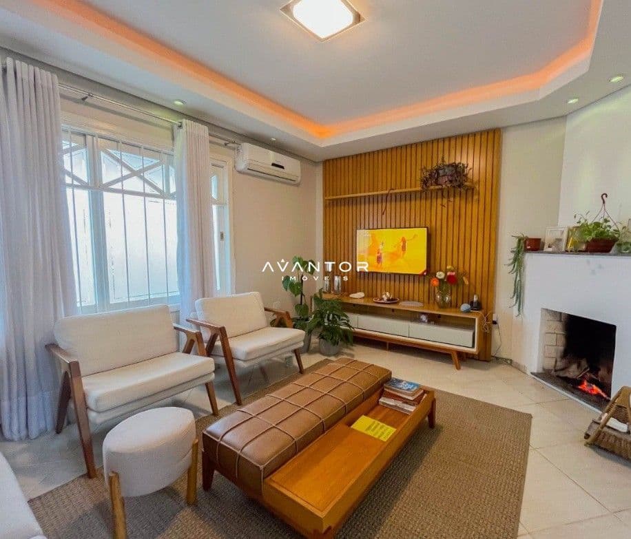 Sala de estar com lareira e painel de madeira — Casa com 3 quartos à venda em Camobi, Santa Maria/RS