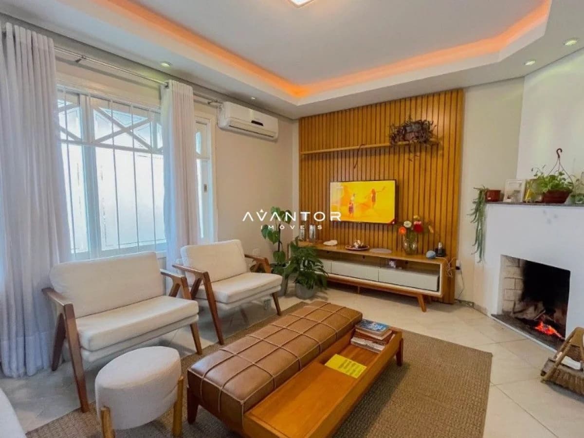 Sala de estar com lareira e painel de madeira — Casa com 3 quartos à venda em Camobi, Santa Maria/RS
