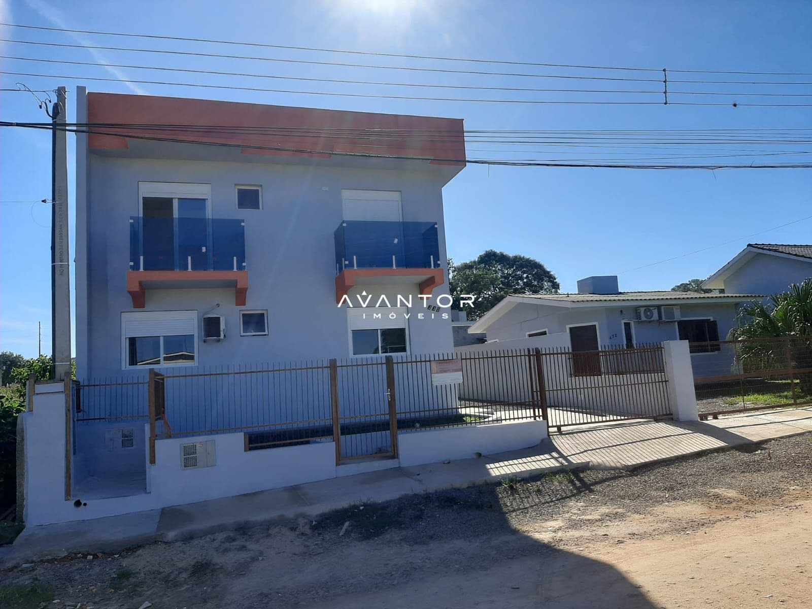 Fachada da casa com sacadas — Apartamento com 2 quartos à venda em Pinheiro Machado, Santa Maria/RS