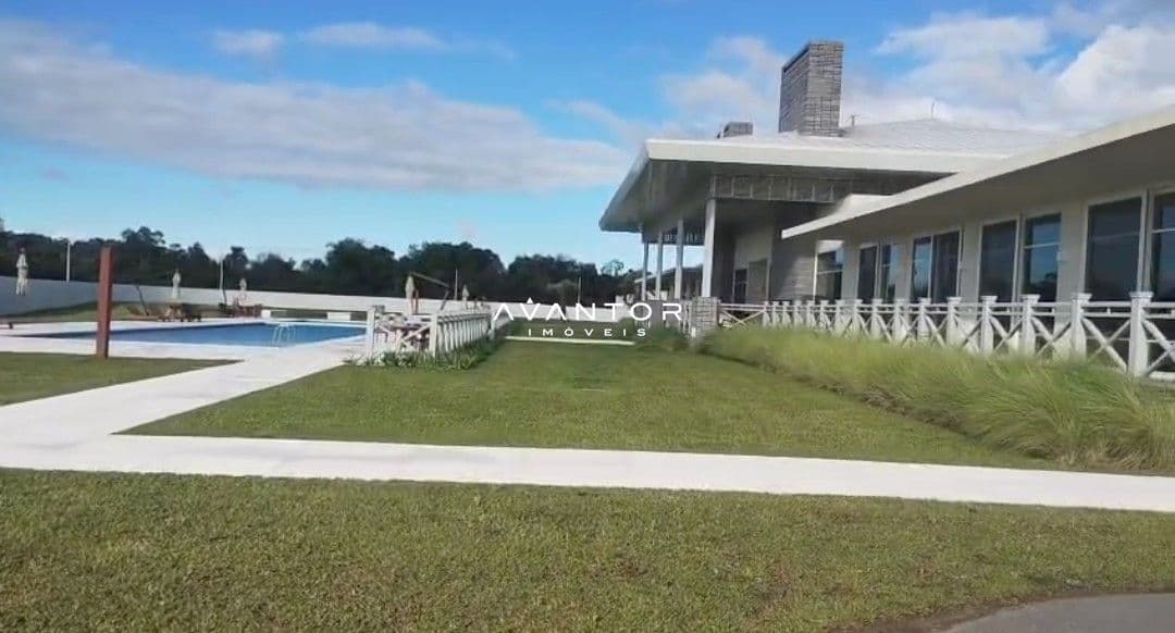 Fachada da casa com piscina — Terreno à venda no Estância dos Montes, em Tomazetti, Santa Maria/RS