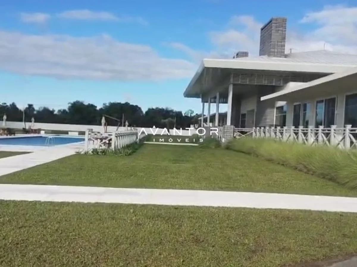 Fachada da casa com piscina — Terreno à venda no Estância dos Montes, em Tomazetti, Santa Maria/RS