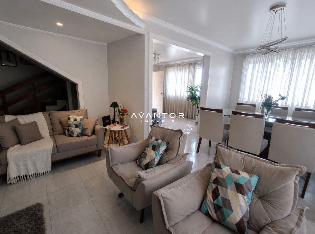Suíte com sala integrada e poltronas — Casa com 4 quartos à venda em Centro, Santa Maria/RS