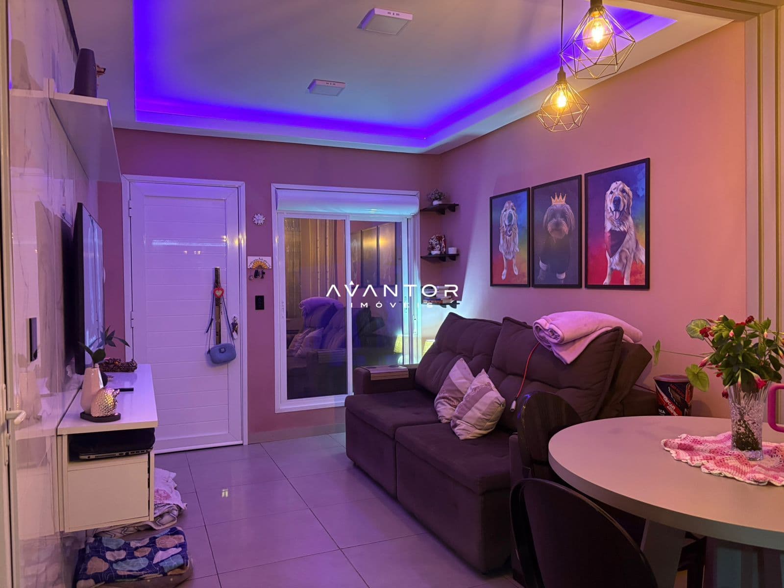 Sala de estar com iluminação em LED — Casa com 3 quartos à venda no Residencial Niteroi, em Pinheiro Machado, Santa Maria/RS