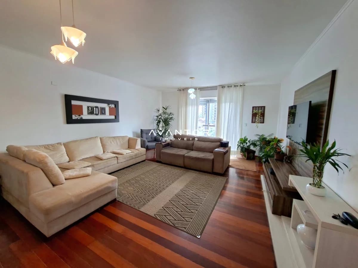 Sala de estar com sofá e TV — Residencial e Comercial Beltrame, Duque de Caxias, Santa Maria/RS