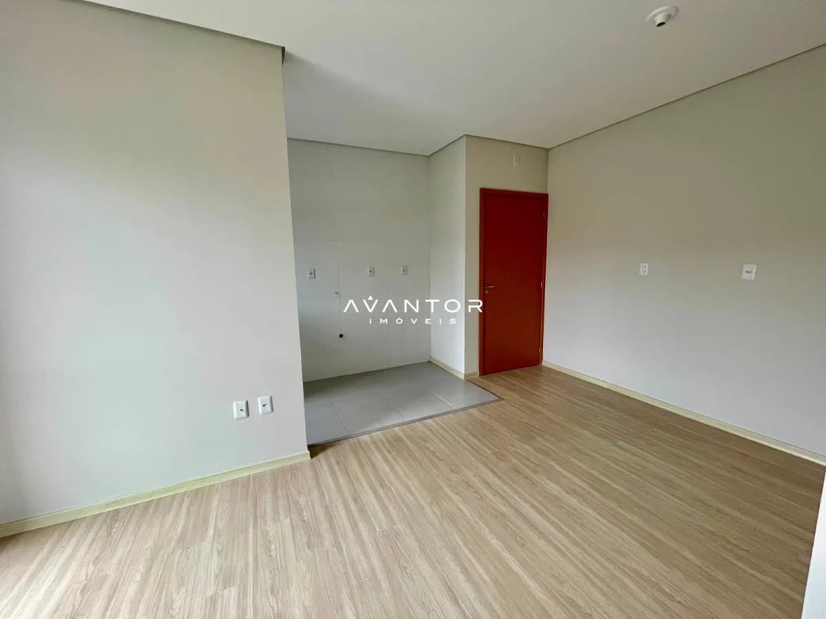 Dormitório com piso em madeira laminada — Residencial Vila Di Fiori, Camobi, Santa Maria/RS