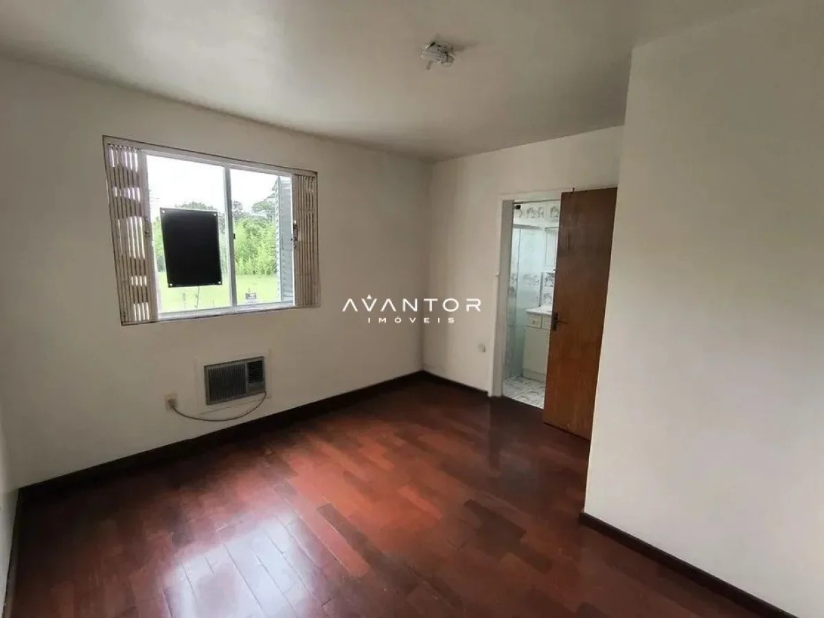 Sala de estar com janela e acesso à cozinha — Edifício Cygnus, Centro, Santa Maria/RS
