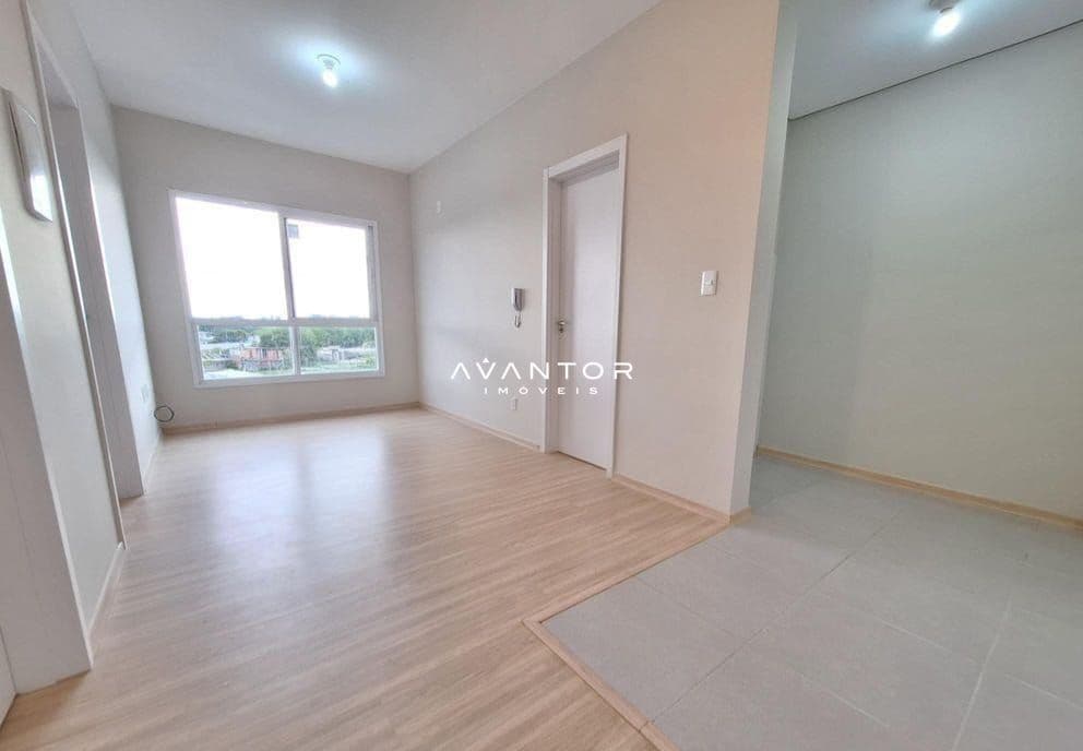 Sala de estar com janela e vista externa — Apartamento com 2 quartos à venda em Camobi, Santa Maria/RS