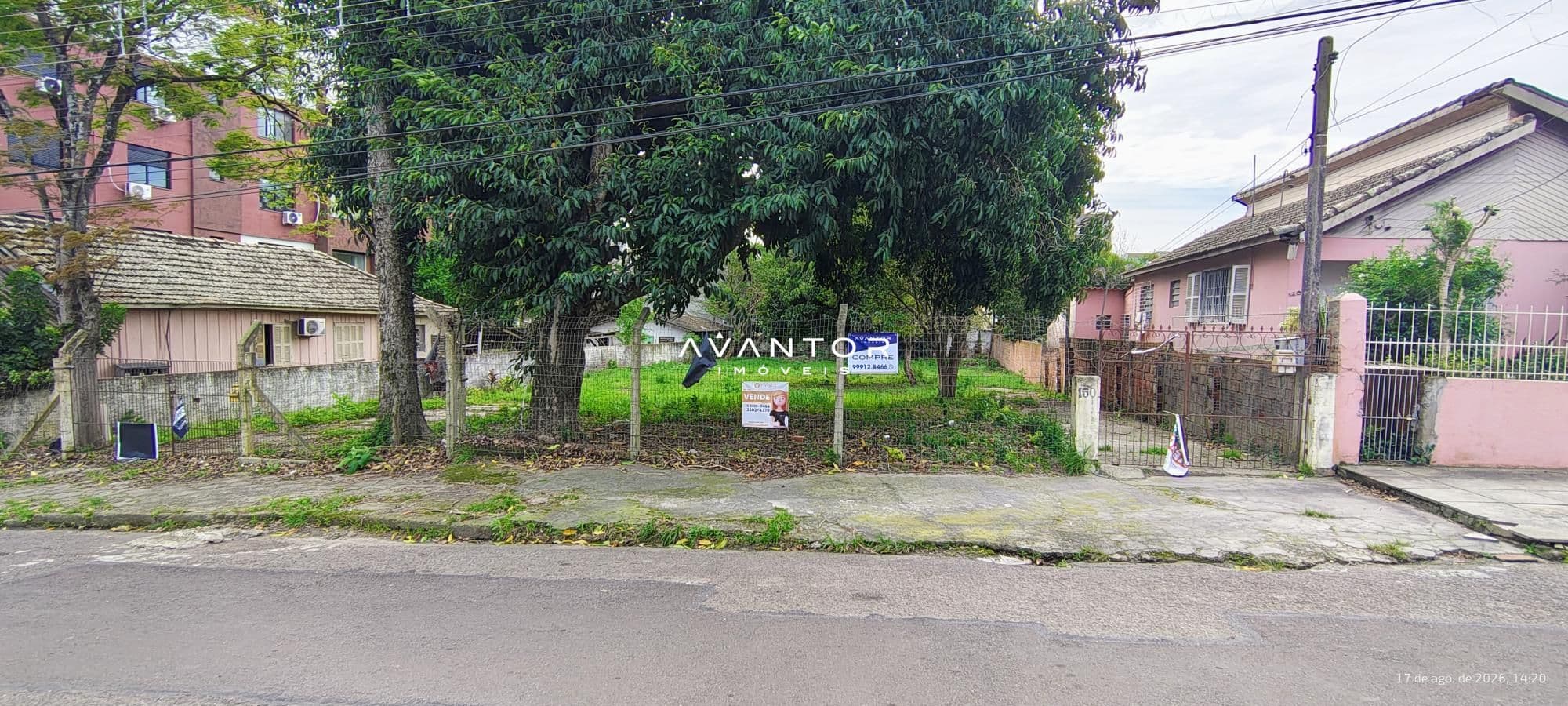 Terreno com árvores de grande porte — Terreno à venda em Nossa Senhora Medianeira, Santa Maria/RS