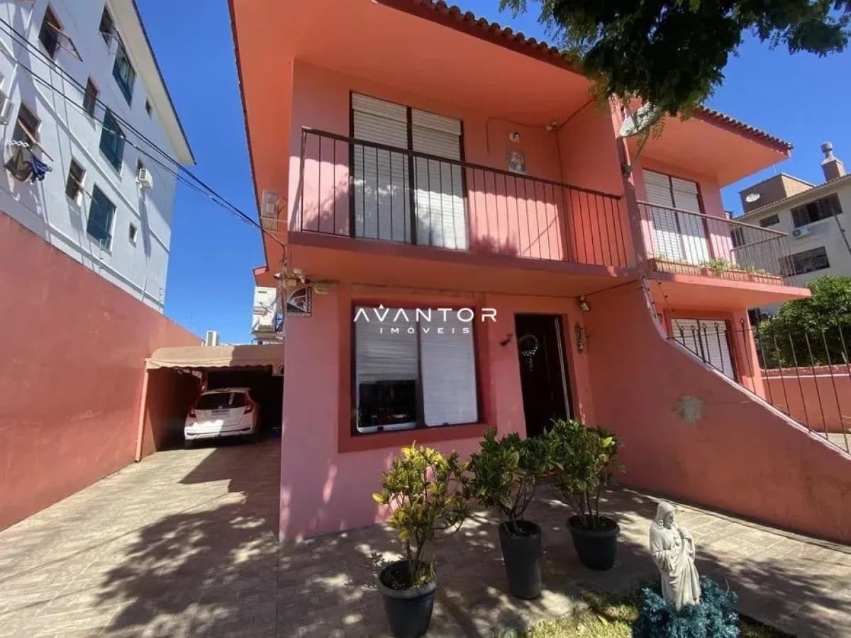 Fachada da casa com garagem — Casa com 3 quartos à venda em Camobi, Santa Maria/RS
