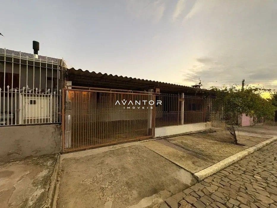 Fachada da casa com portão — Casa com 2 quartos à venda em Juscelino Kubitschek, Santa Maria/RS