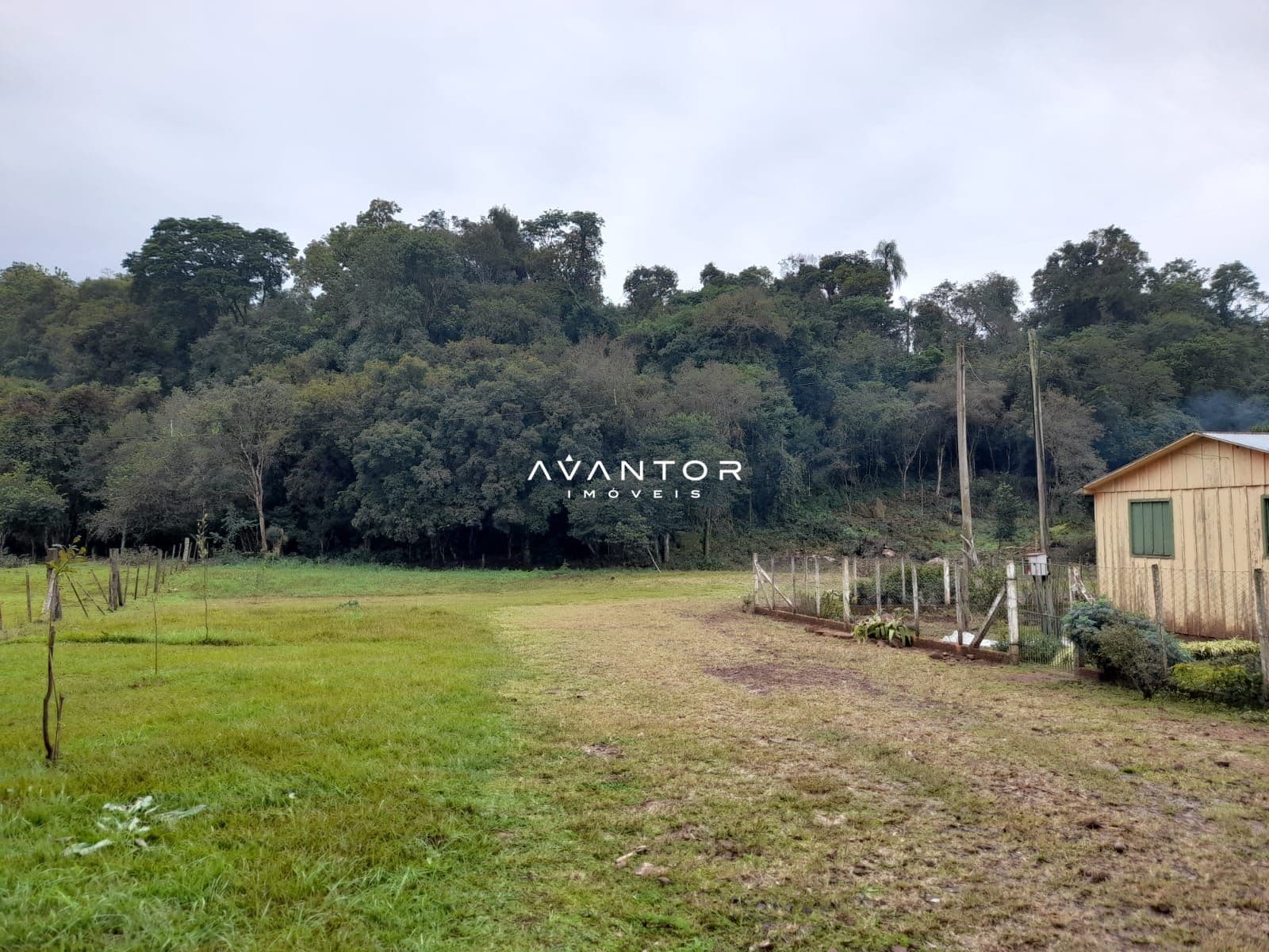 Terreno com vegetação e construção — Chácara com 2 quartos à venda em Zona rural, Toropi/RS
