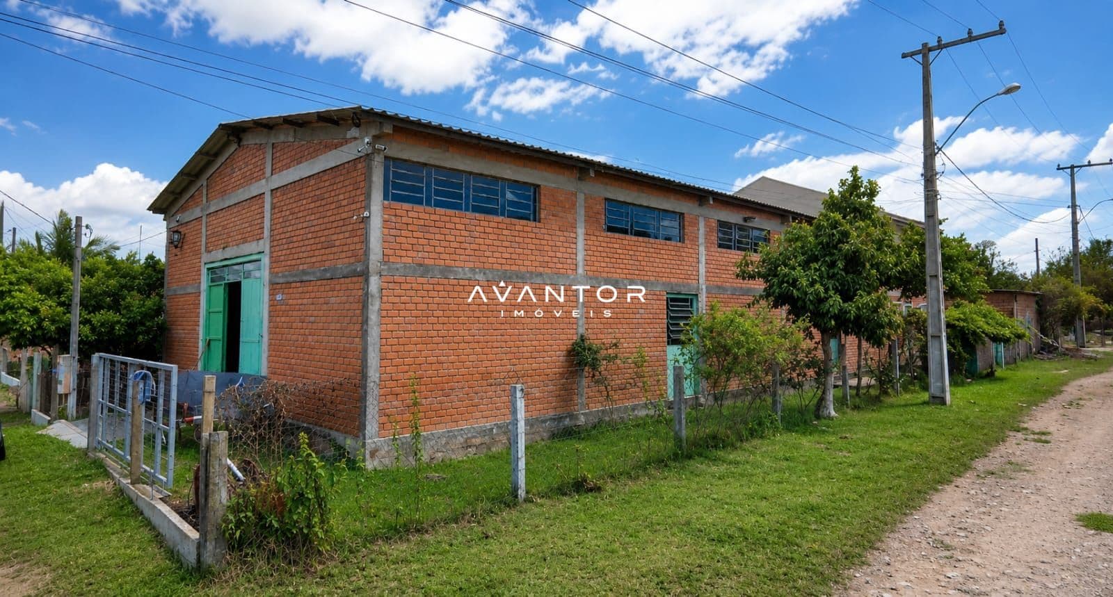 Fachada da casa com área externa — Pavilhão com 2 salas para alugar em Diácono João Luiz Pozzobon, Santa Maria/RS