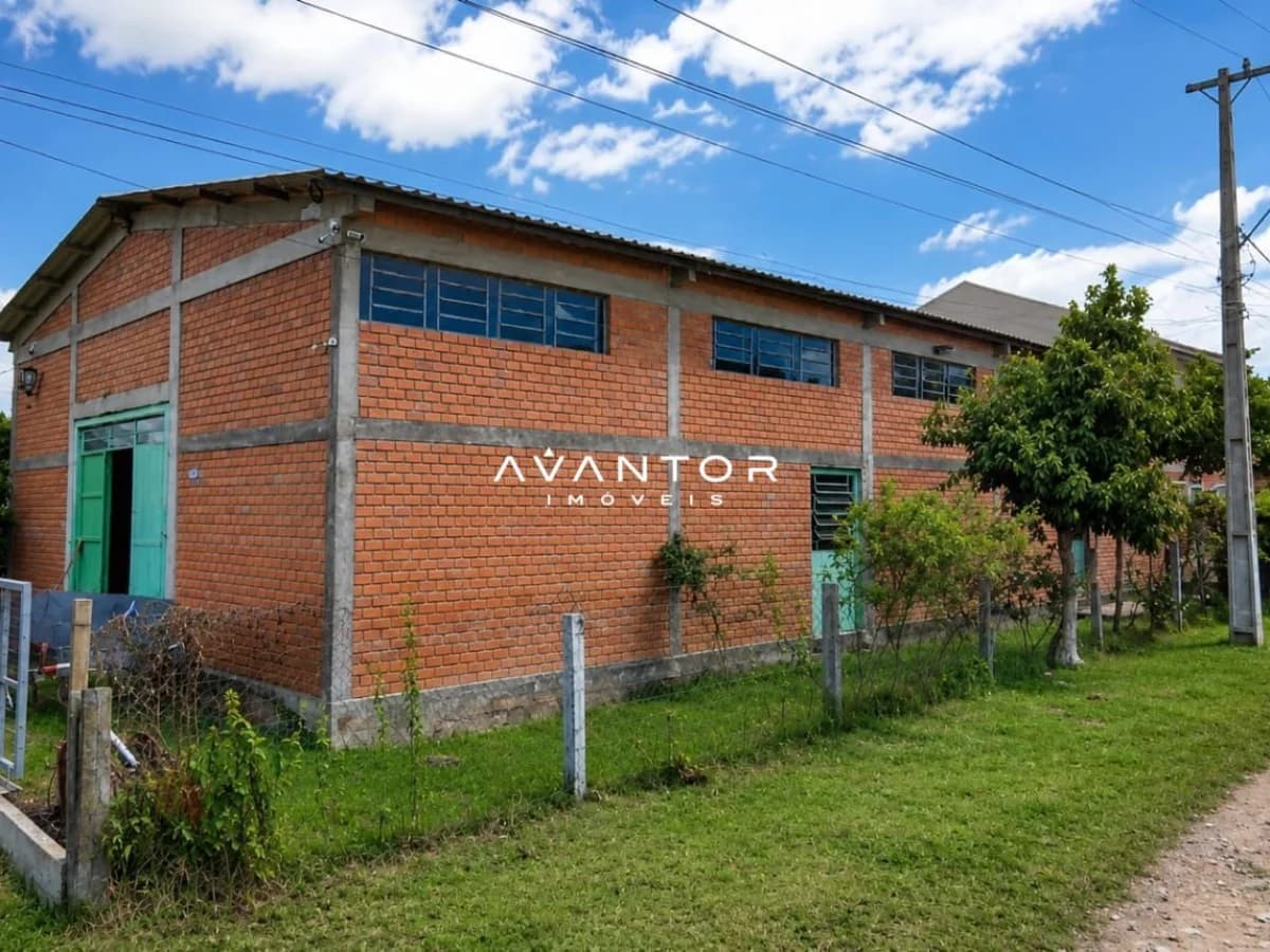 Fachada da casa com área externa — Pavilhão com 2 salas para alugar em Diácono João Luiz Pozzobon, Santa Maria/RS