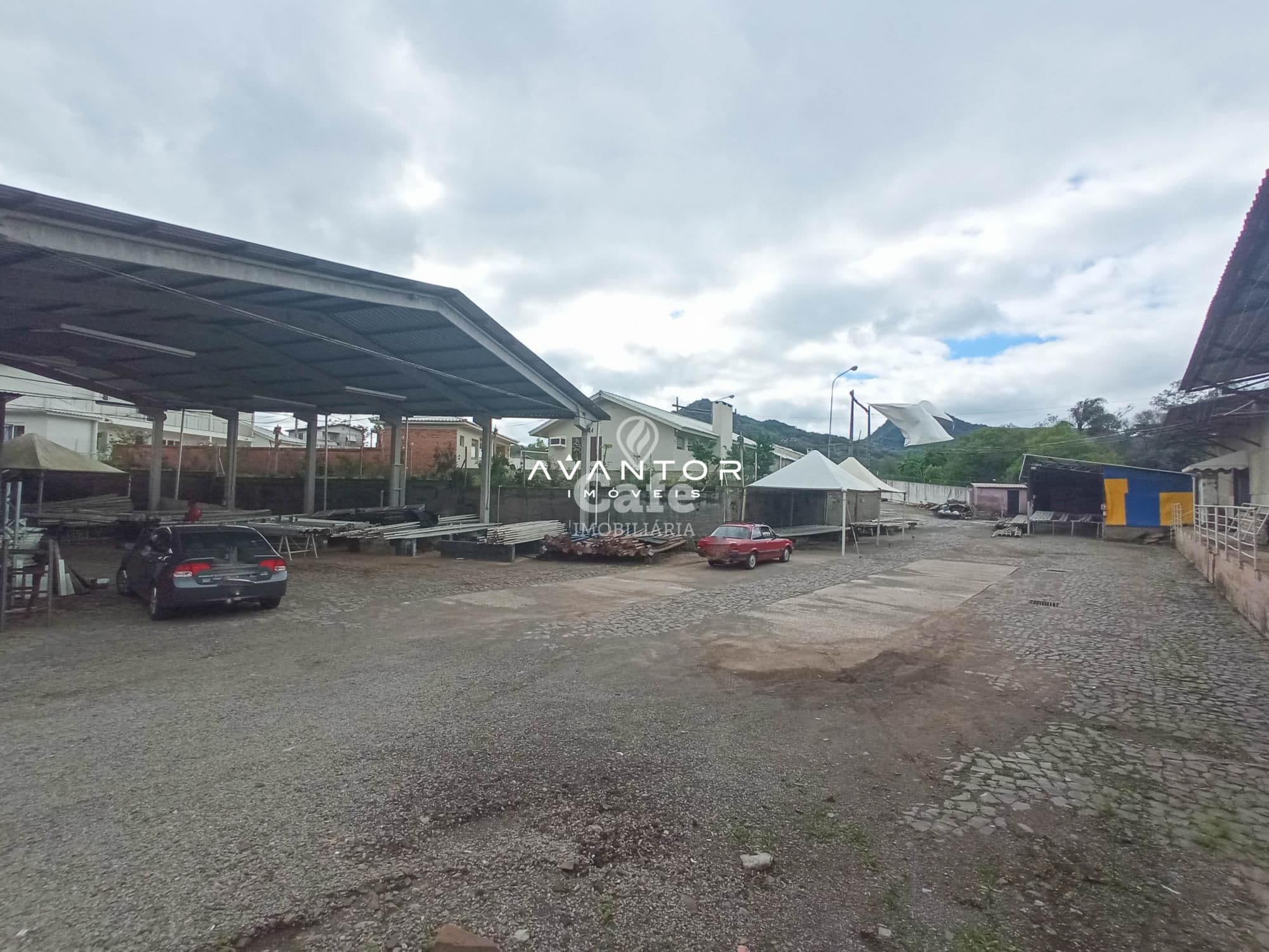Excelente oportunidade!! Pavilhão comercial, faixa velha, com acesso frente /fundos e moni — Pavilhão com 4 salas para alugar em Pé de Plátano, Santa Maria/RS