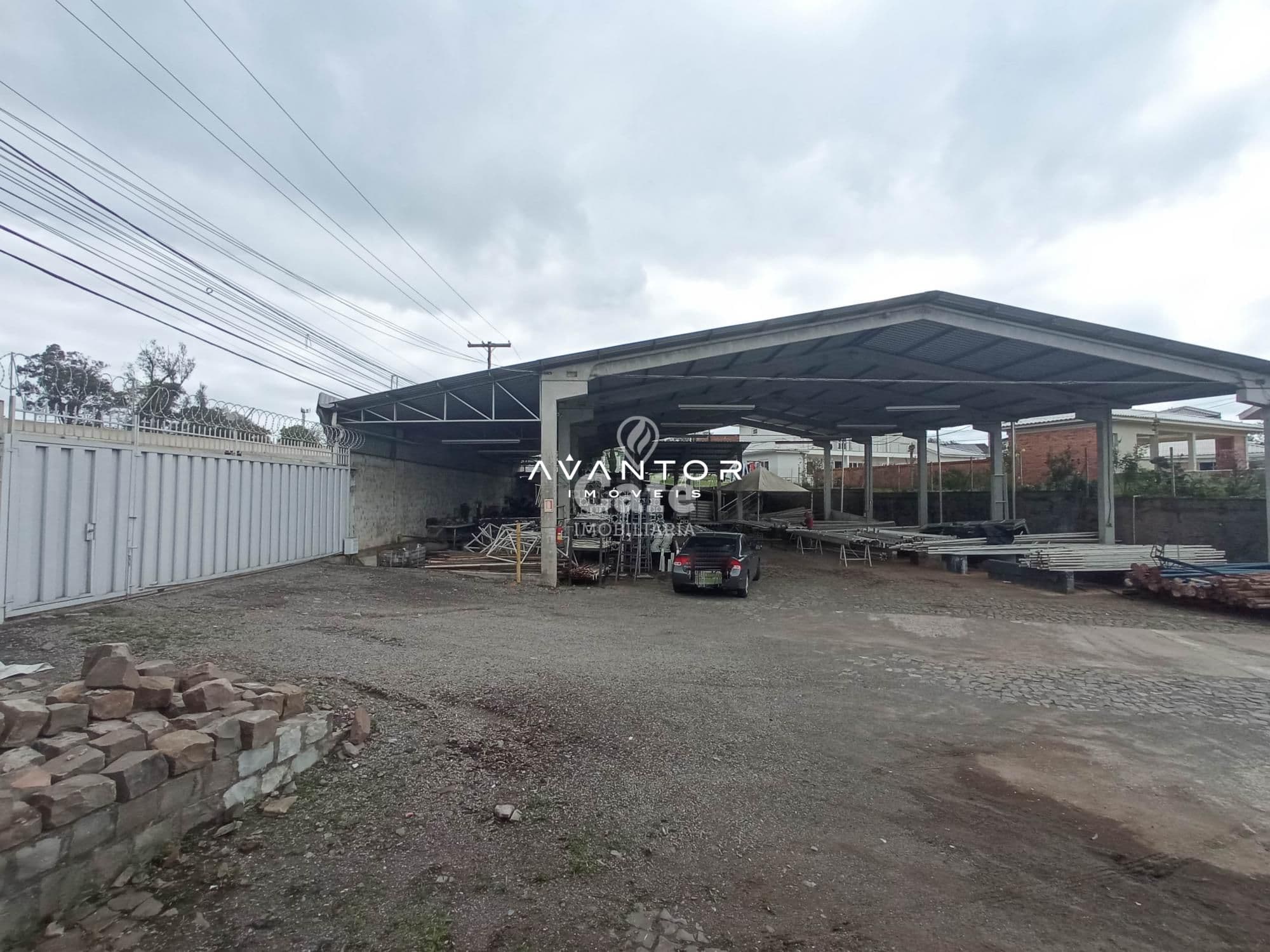 Excelente oportunidade!! Pavilhão comercial, faixa velha, com acesso frente /fundos e moni — Pavilhão com 4 salas para alugar em Pé de Plátano, Santa Maria/RS