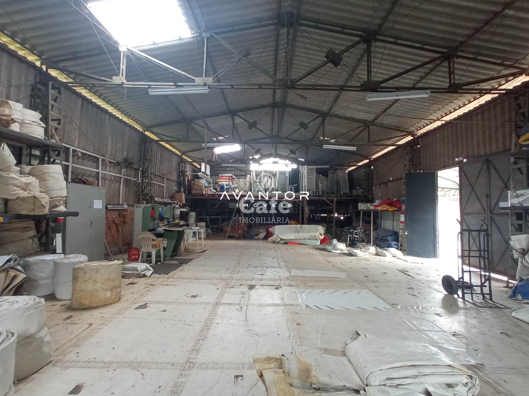 Excelente oportunidade!! Pavilhão comercial, faixa velha, com acesso frente /fundos e moni — Pavilhão com 4 salas para alugar em Pé de Plátano, Santa Maria/RS