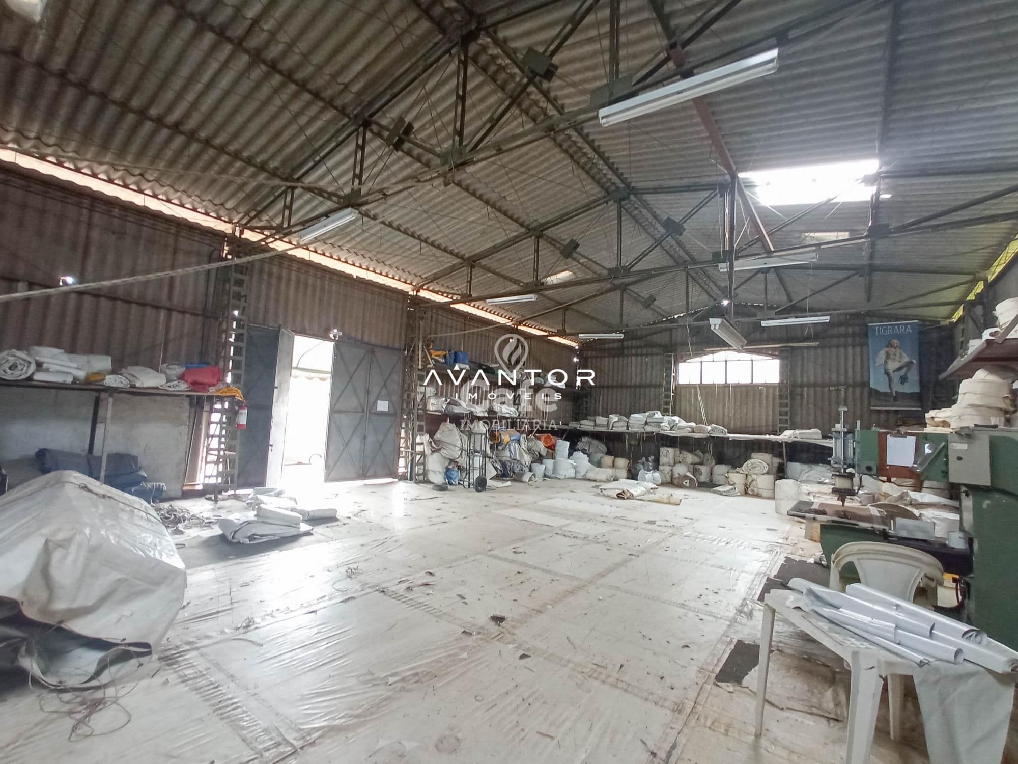 Excelente oportunidade!! Pavilhão comercial, faixa velha, com acesso frente /fundos e moni — Pavilhão com 4 salas para alugar em Pé de Plátano, Santa Maria/RS