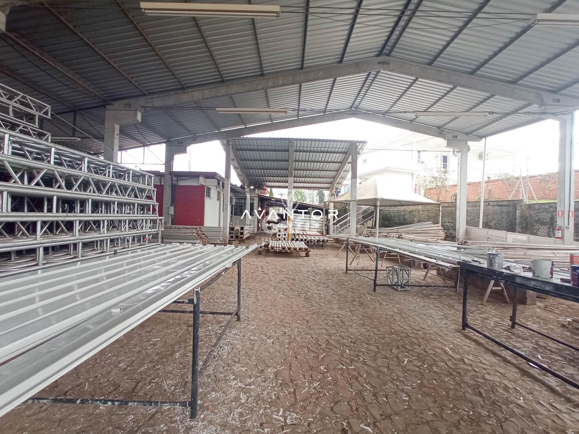 Excelente oportunidade!! Pavilhão comercial, faixa velha, com acesso frente /fundos e moni — Pavilhão com 4 salas para alugar em Pé de Plátano, Santa Maria/RS