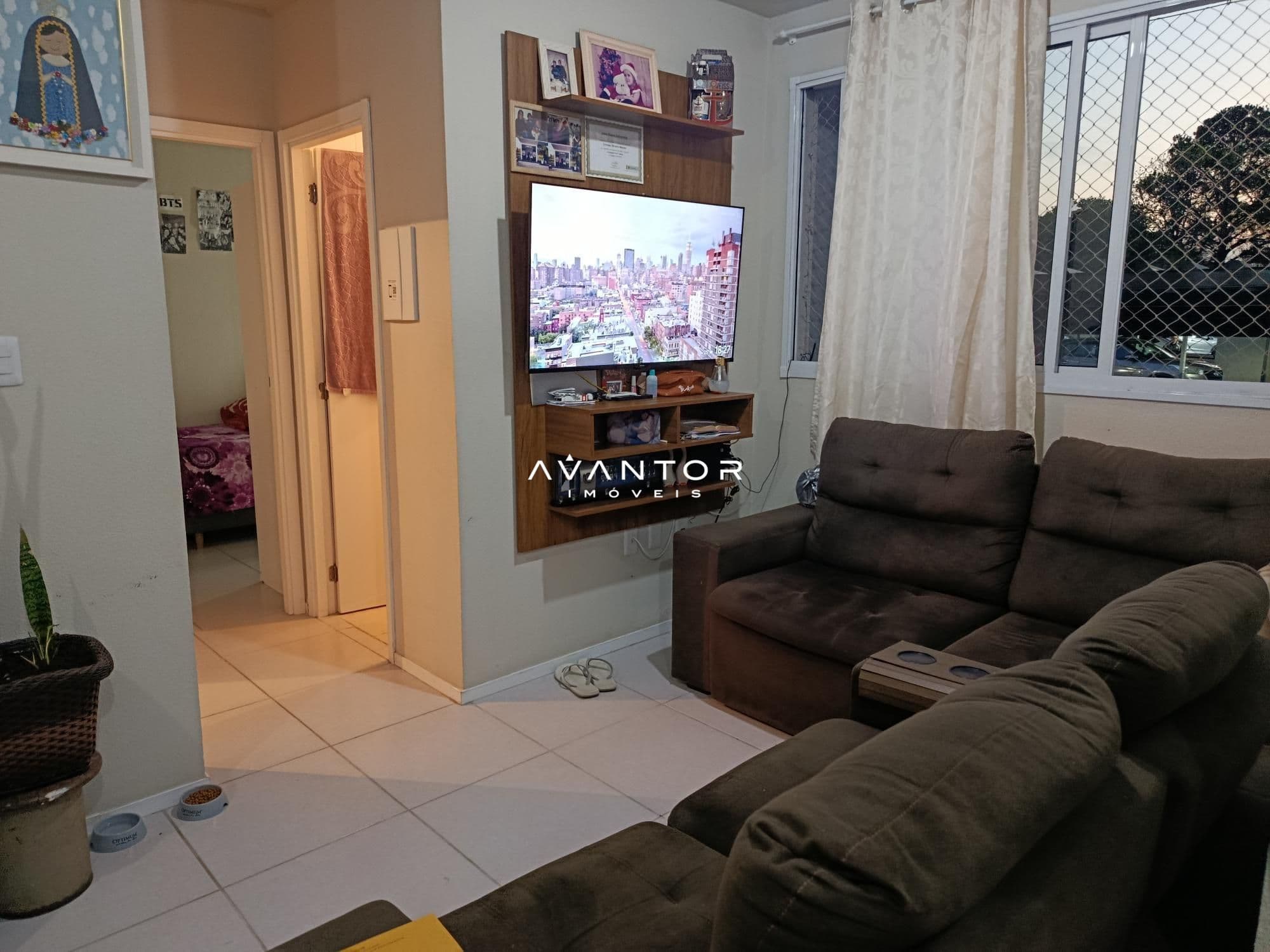 Sala de estar com sofás e TV — Apartamento com 2 quartos à venda no Residencial La Spezia, em Patronato, Santa Maria/RS