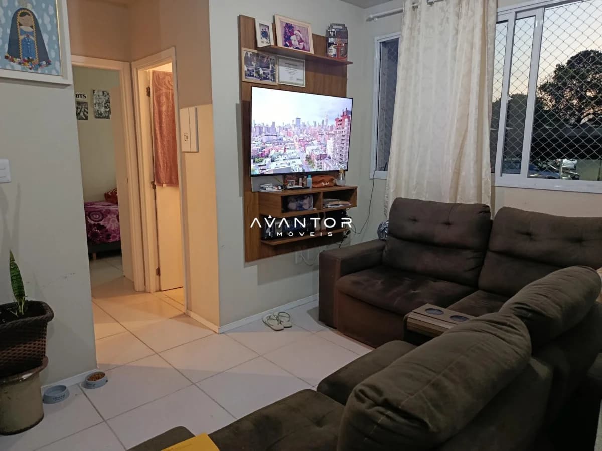Sala de estar com sofás e TV — Residencial La Spezia, Patronato, Santa Maria/RS