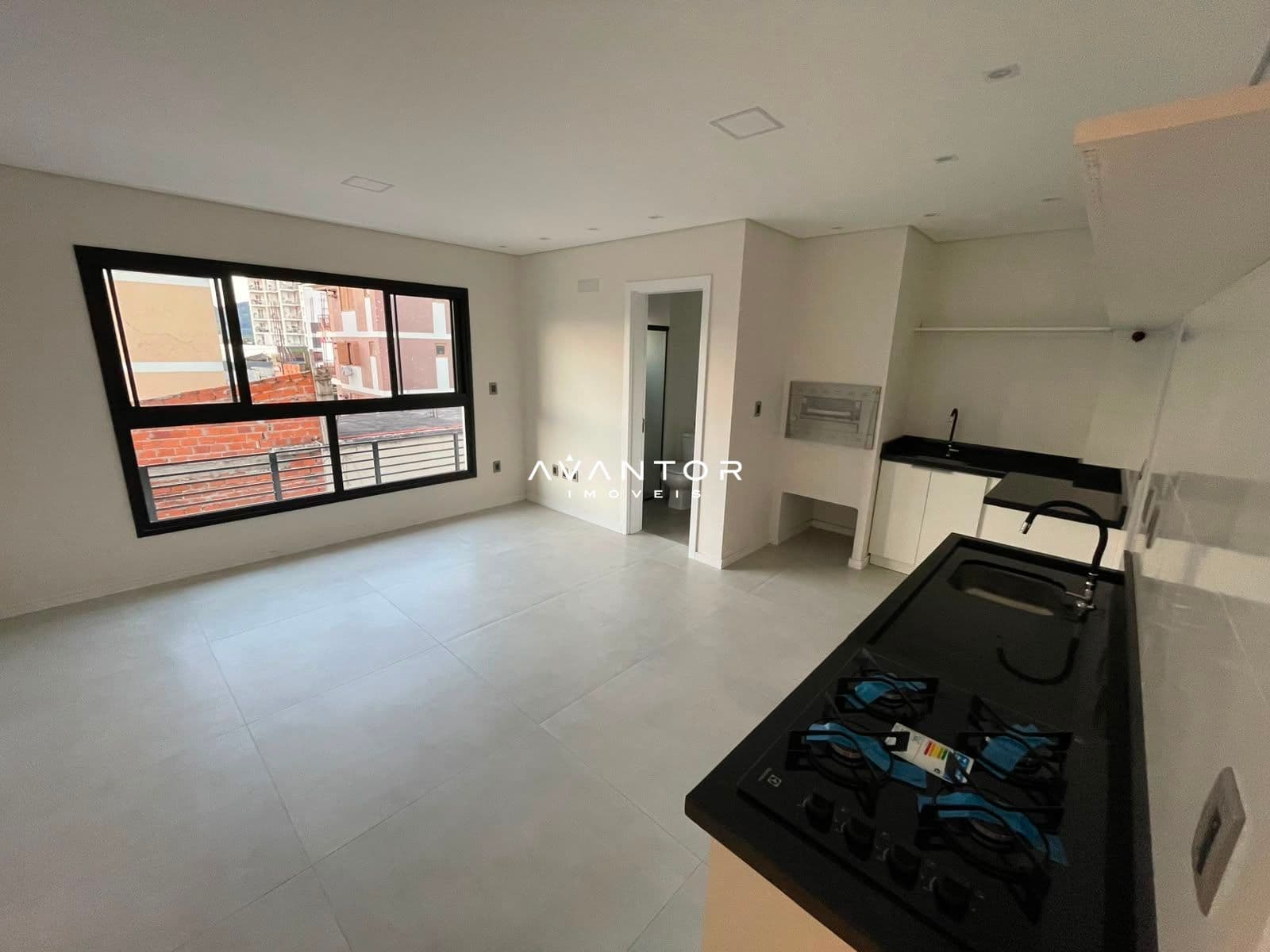 Sala integrada à cozinha com bancada — Studio com 1 quarto para alugar no Edifício Studio Alfa, em Camobi, Santa Maria/RS