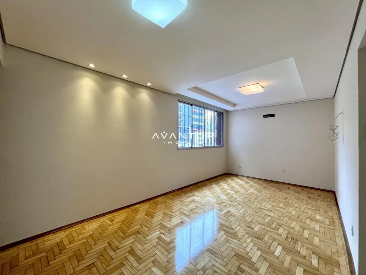 Dormitório com piso em taco — Apartamento com 2 quartos à venda em Nossa Senhora do Rosário, Santa Maria/RS