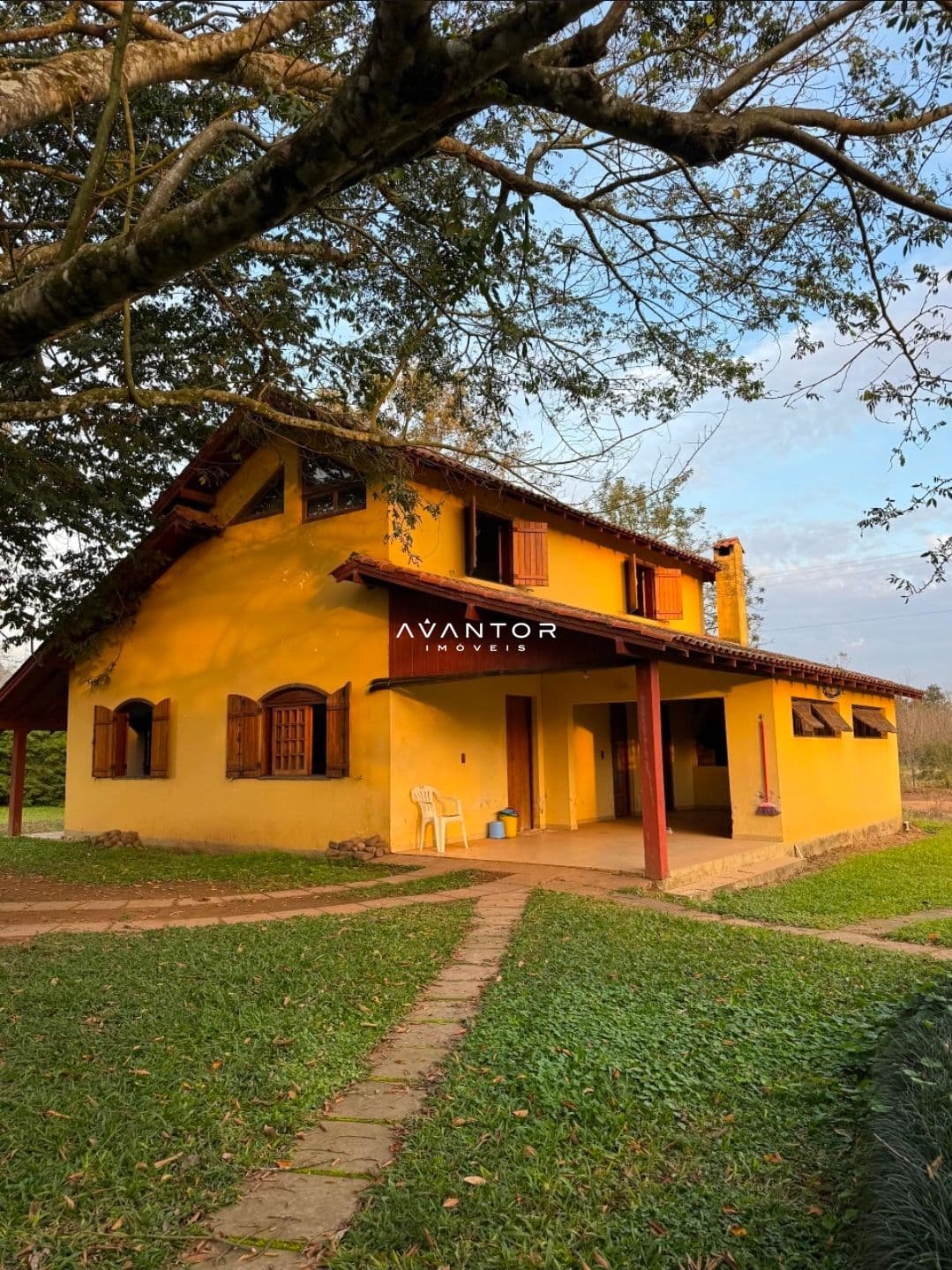 Fachada da casa com pintura amarela — Chácara com 3 quartos à venda em Zona Rural, Arroio Grande/RS