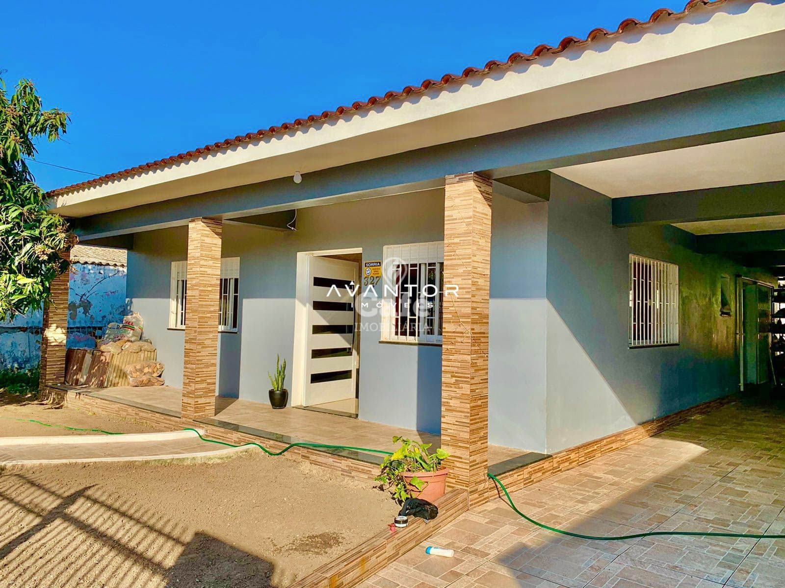 Lindíssima casa com terreno amplo, 03 dormitórios, 02 banheiros, 02 vagas de garagem — Casa com 3 quartos à venda em Divina Providência, Santa Maria/RS