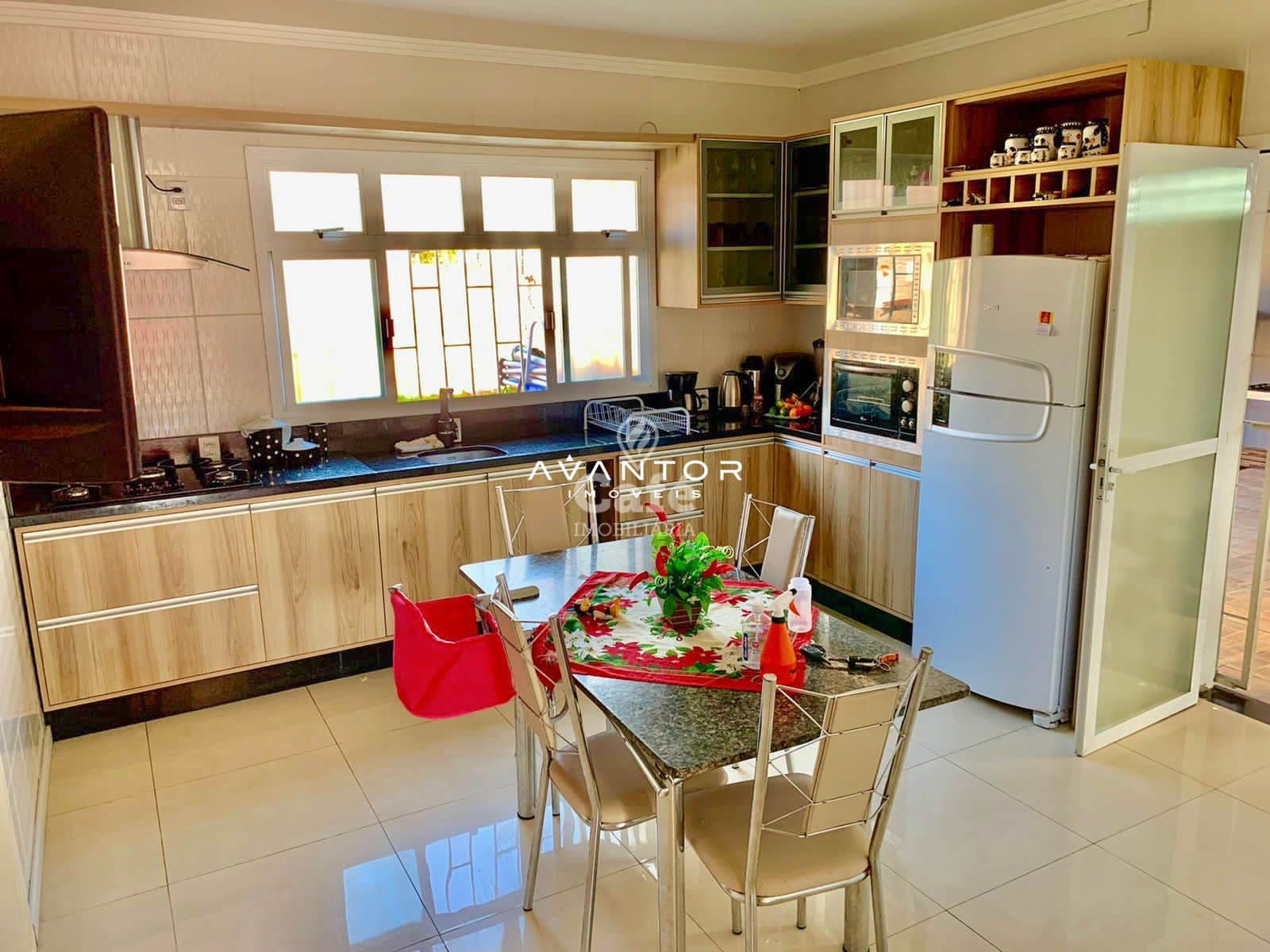 Lindíssima casa com terreno amplo, 03 dormitórios, 02 banheiros, 02 vagas de garagem — Casa com 3 quartos à venda em Divina Providência, Santa Maria/RS