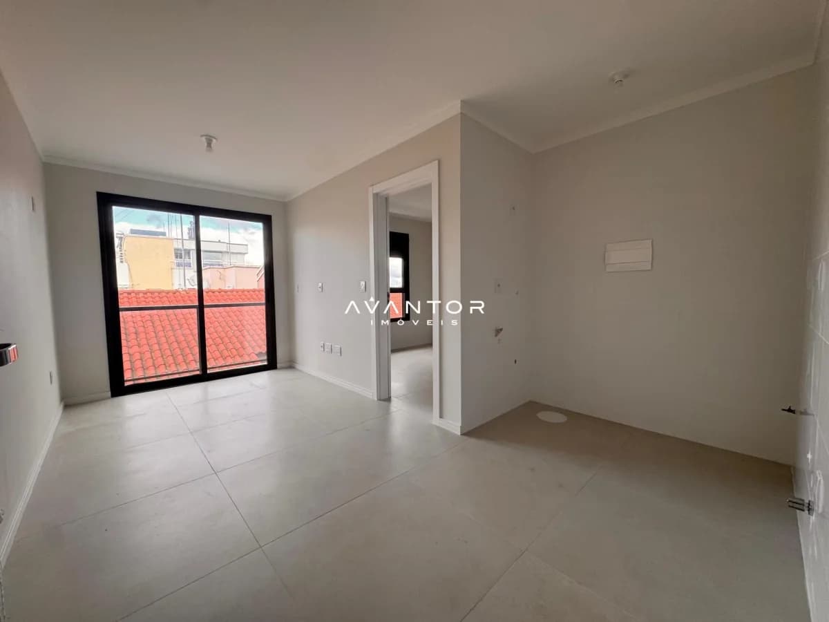 Sala de estar com sacada e vista para telhado — Residencial Grey, Camobi, Santa Maria/RS