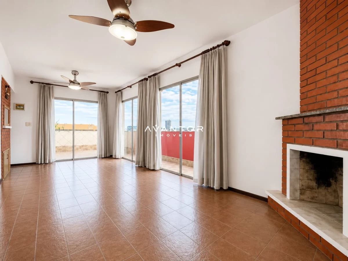 Sala de estar com lareira e sacada — Cobertura com 3 quartos à venda no Edifício Monte Líbano, em Centro, Santa Maria/RS