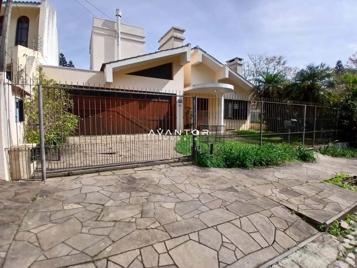Fachada da casa com garagem — Casa com 3 quartos à venda em Nossa Senhora de Lourdes, Santa Maria/RS